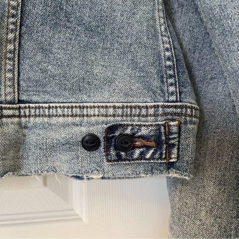 Lee Men’s Light Wash Distressed Denim Jean Jacket - Picture 7 of 14